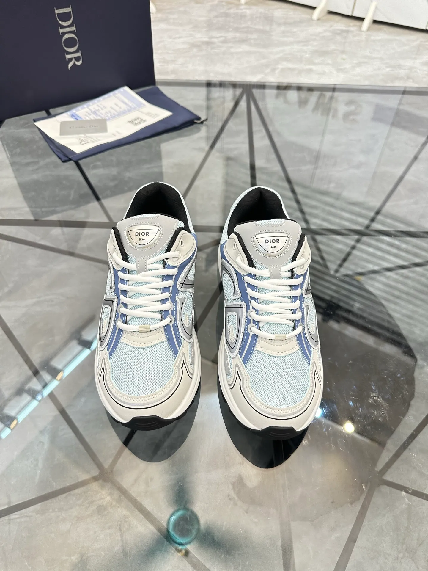 Men's shoes: 💰P400¥ Available in Guangzhou Product trademark: Dior* "Dior*" low-top casual shoes Regular size: 35-46 (can be customized to 47) Couple style Product materials: Upper imported cowhide stitched with original fabric, breathable lining, ultra-light foam original outsole. No.: 007